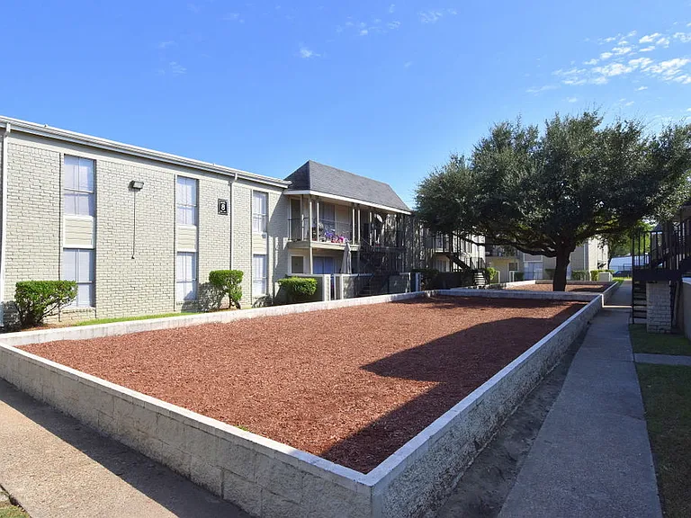 Northlake Manor Apartments — Photo 18