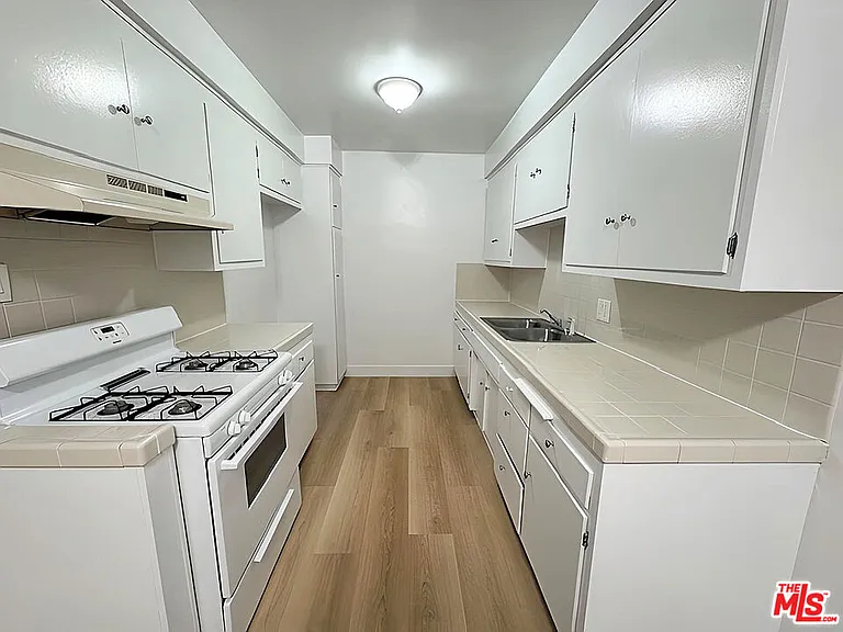 5032 Maplewood Ave #103 — Photo 6