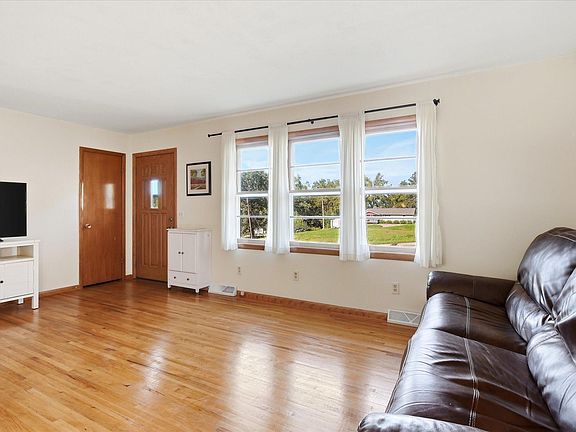 5th image of 218 Maple St