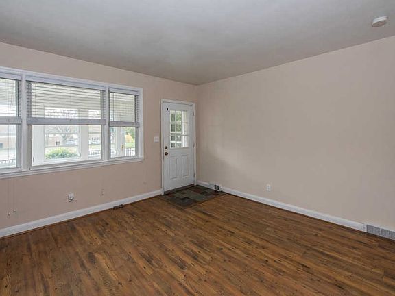 4th image of 636 Ingleside Ave