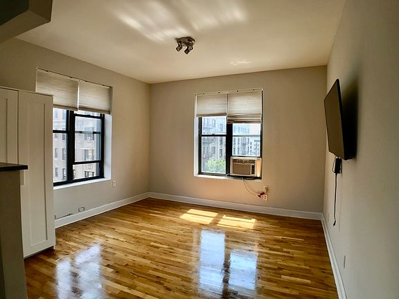 3rd image of 815 W 180th St #522