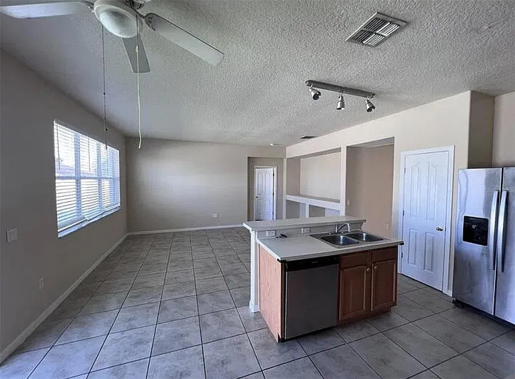 4 bed, 2.0 bath, 1960 sqft, $1,995 — Photo 4