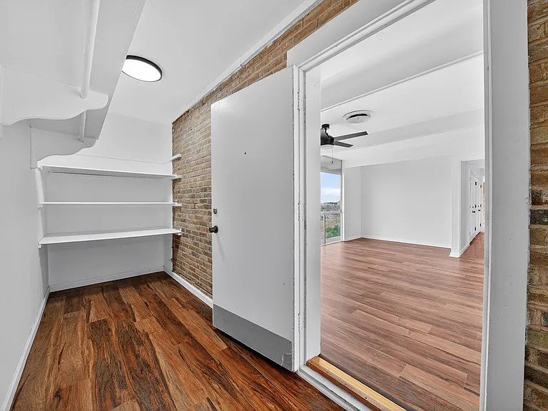Four Oaks Apartments — Photo 9