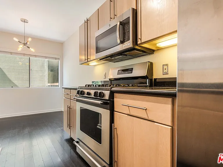 330 S Barrington Ave #210 — Photo 8