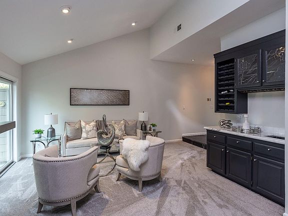 5th image of 327 Oak Meadow Dr