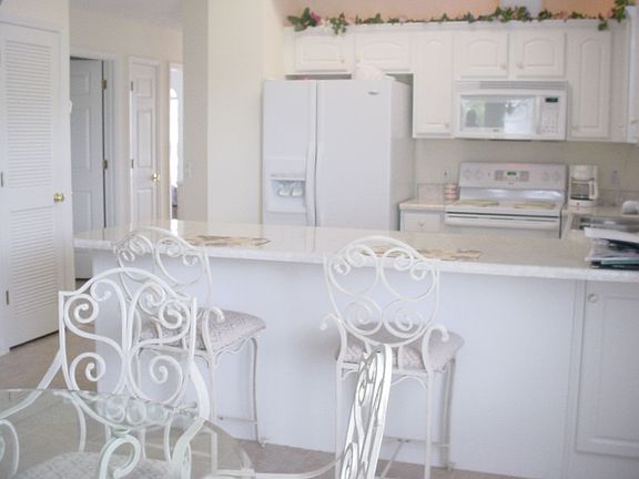 Great kitchen with breakfast bar