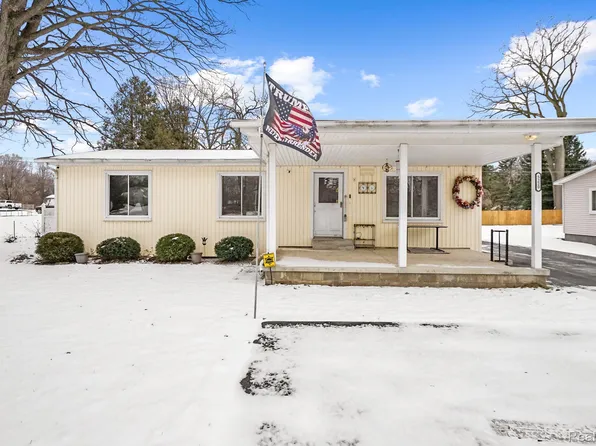 5220 Ormond Rd, White Lake, MI 48383