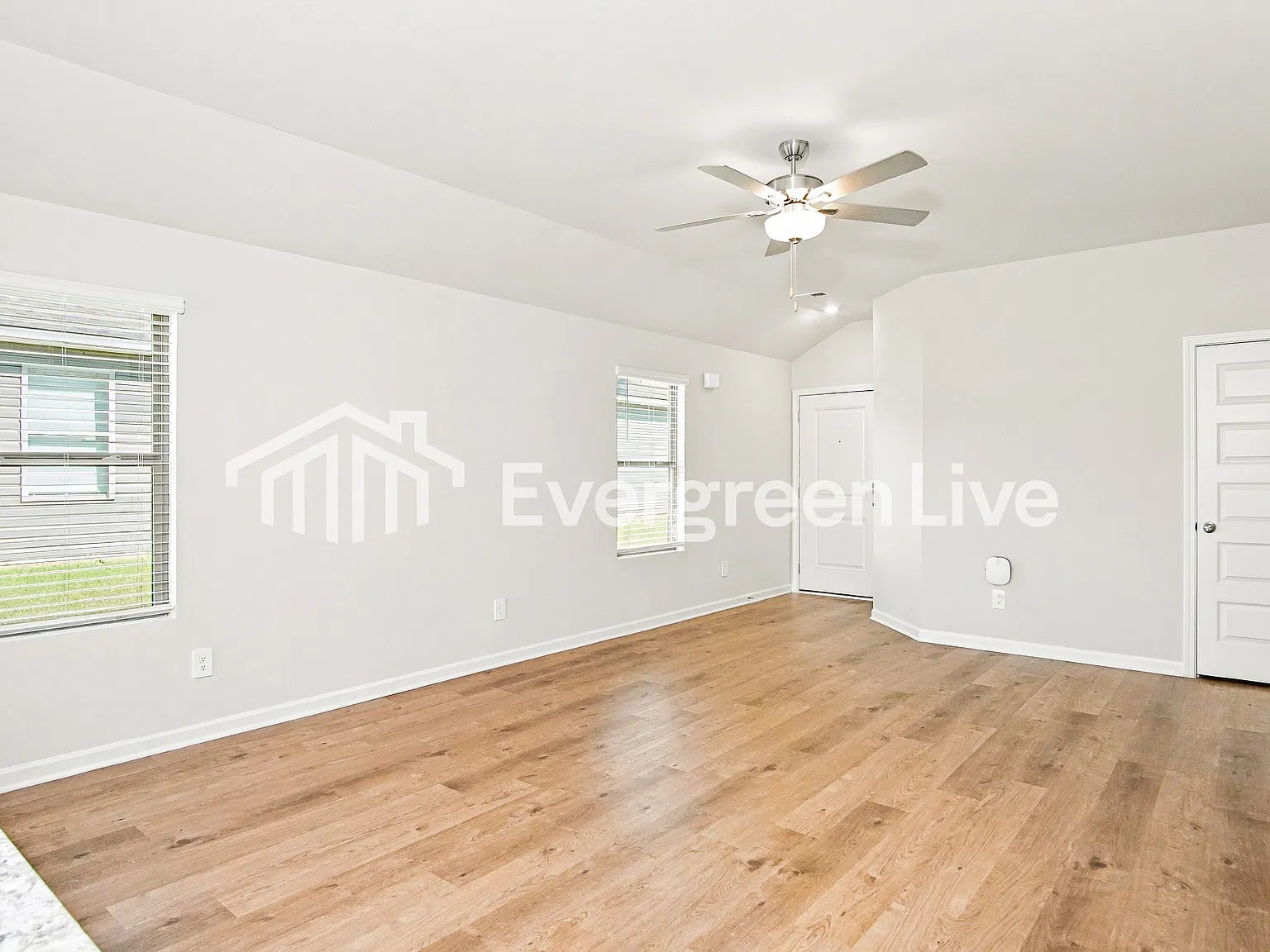 3 bed, 2.0 bath, 1248 sqft, $1,420 — Photo 3