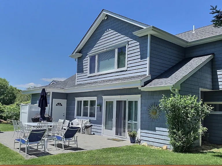 18 Fairview Ave — Photo 1