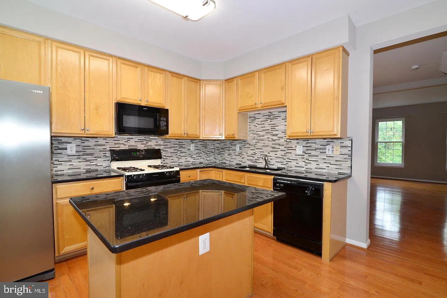 3 bed, 2.0 bath, 1954 sqft, $2,995 — Photo 2