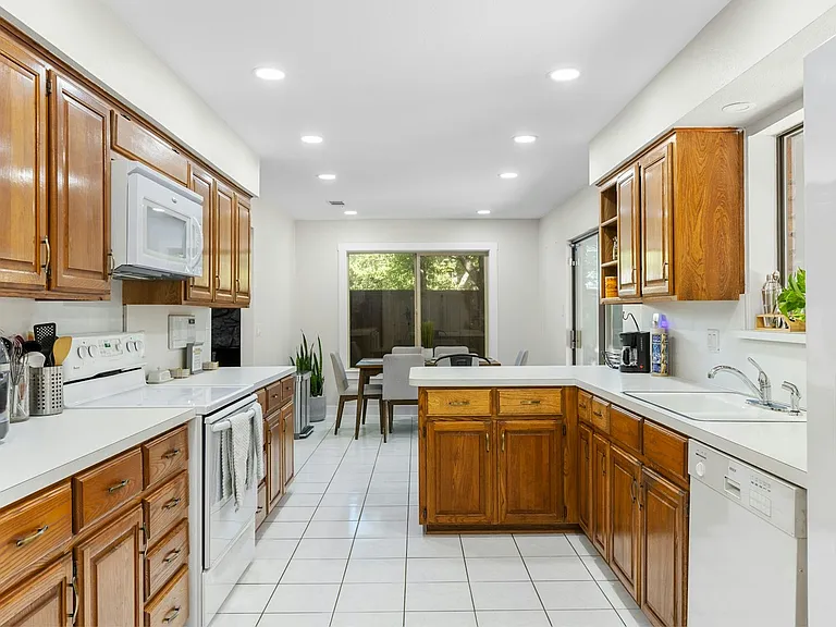 1100 Wayland Dr — Photo 10