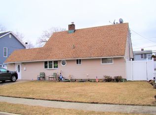 86 Albatross Rd, Levittown, NY 11756