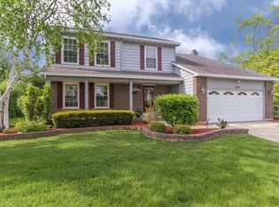 1615 E Canterbury Dr, Arlington Heights, IL 60004