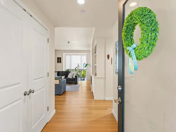 4280 S Corbett Ave Unit 201, Portland, OR 97239