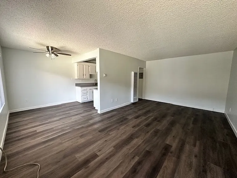 LA GRANADA APARTMENTS — Photo 6