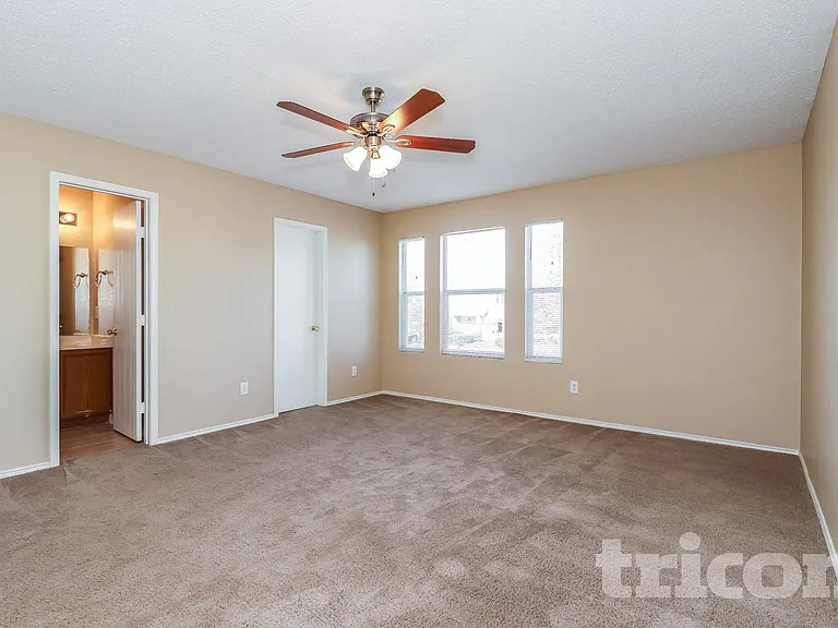 4865 Waterford Dr — Photo 10