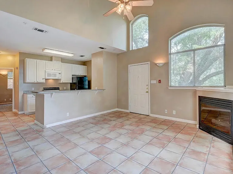 2405 Leon St #201 — Photo 2