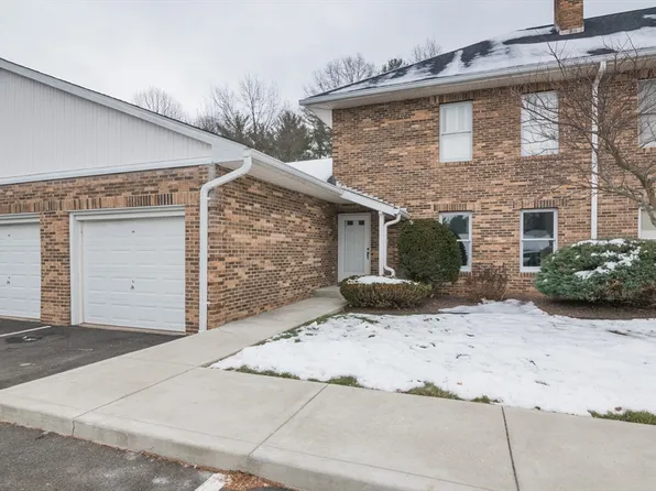 13 Castle Hills Rd #B, Agawam, MA 01001