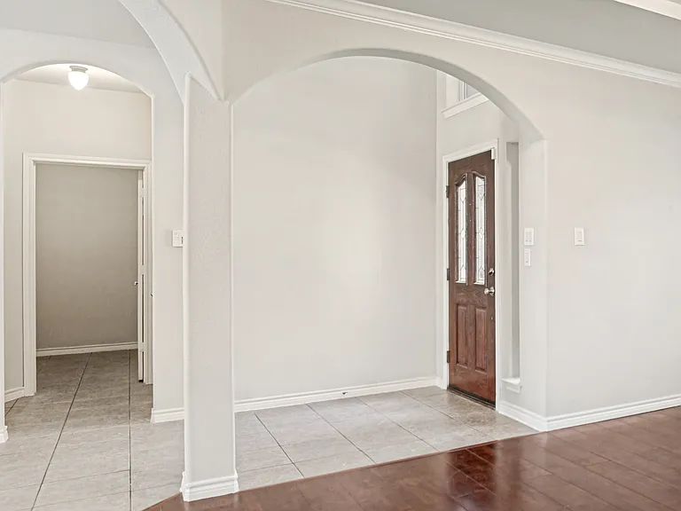 11800 Pondview Ln — Photo 2