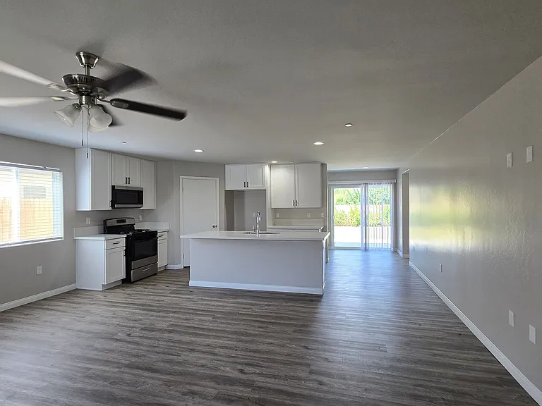 1837 Walnut Dr — Photo 2