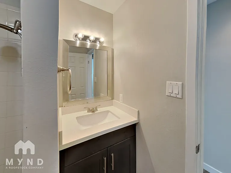 1013 James Lovell St — Photo 15