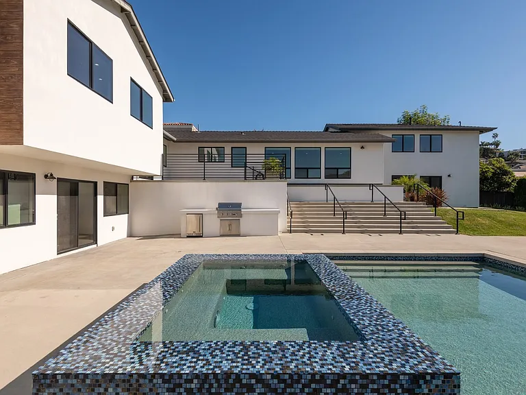 Swimming Pool/Hot Tub/Sauna
