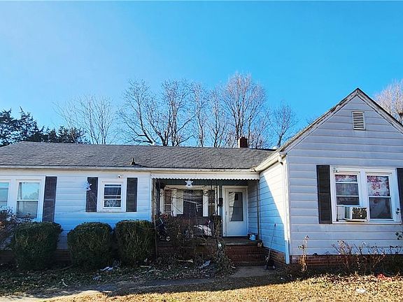 2nd image of 916 Liberty Dr