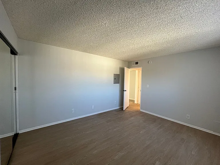 245 South Serrano Ave — Photo 64