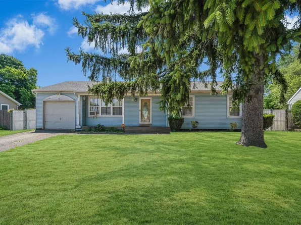 5 Pine Street, Central Islip, NY 11722