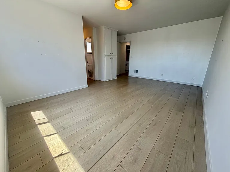 408 Larsson St — Photo 17
