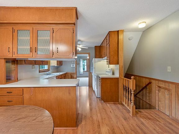 5th image of 6704 Cloverdale Ave