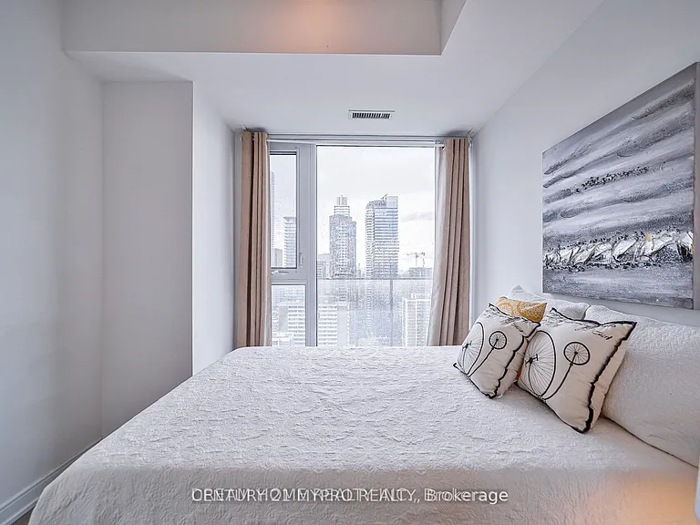 50 Wellesley St E #4002 — Photo 18