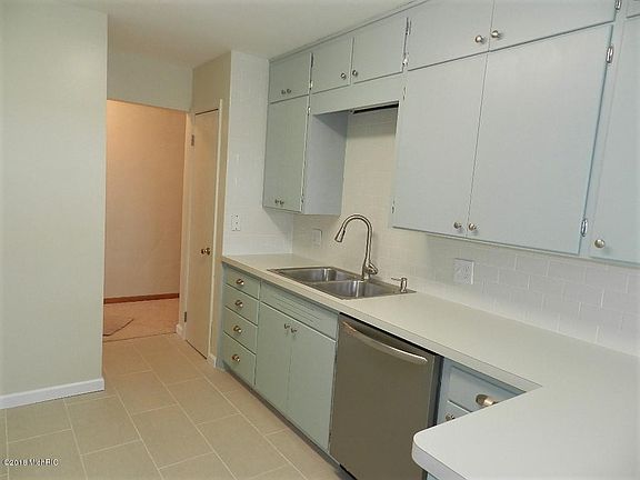 4th image of 2392 Shoreham Dr