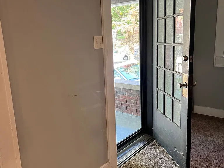 904 E University St — Photo 11