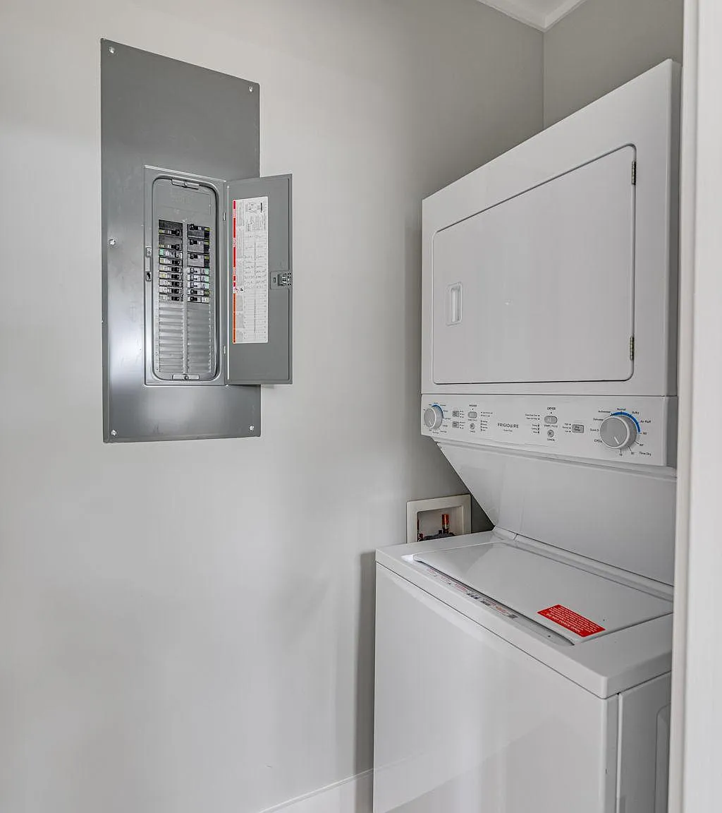2 bed, 900 sqft, $2,000 — Photo 2
