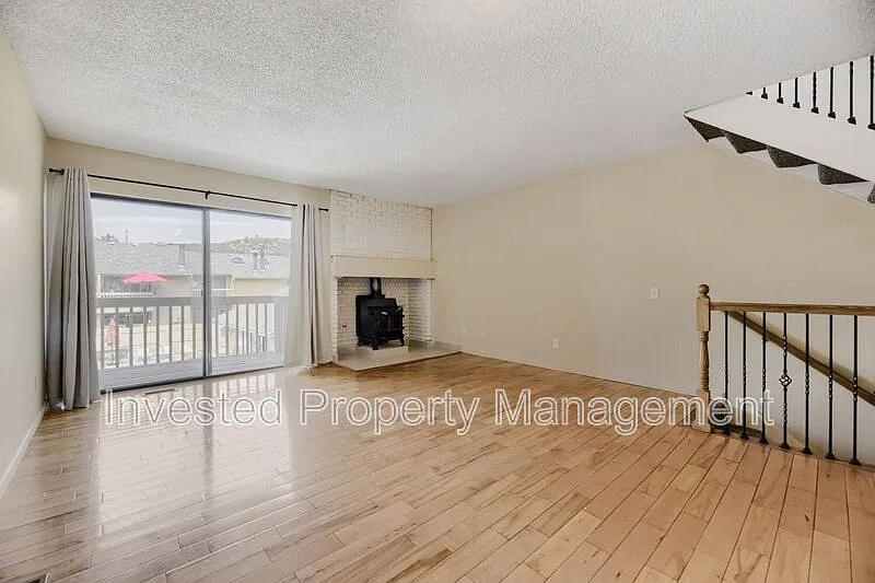 3 bed, 2.5 bath, 1622 sqft, $1,995 — Photo 3