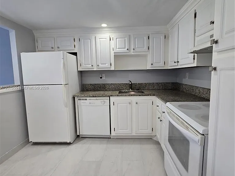 2761 Taft St #106 — Photo 3