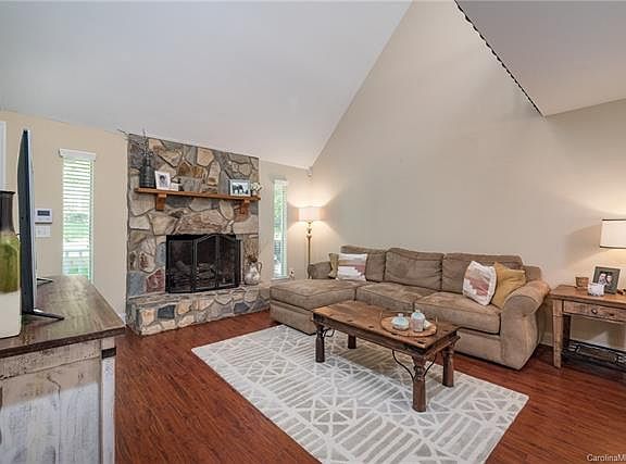 4th image of 8132 Park Vista Cres