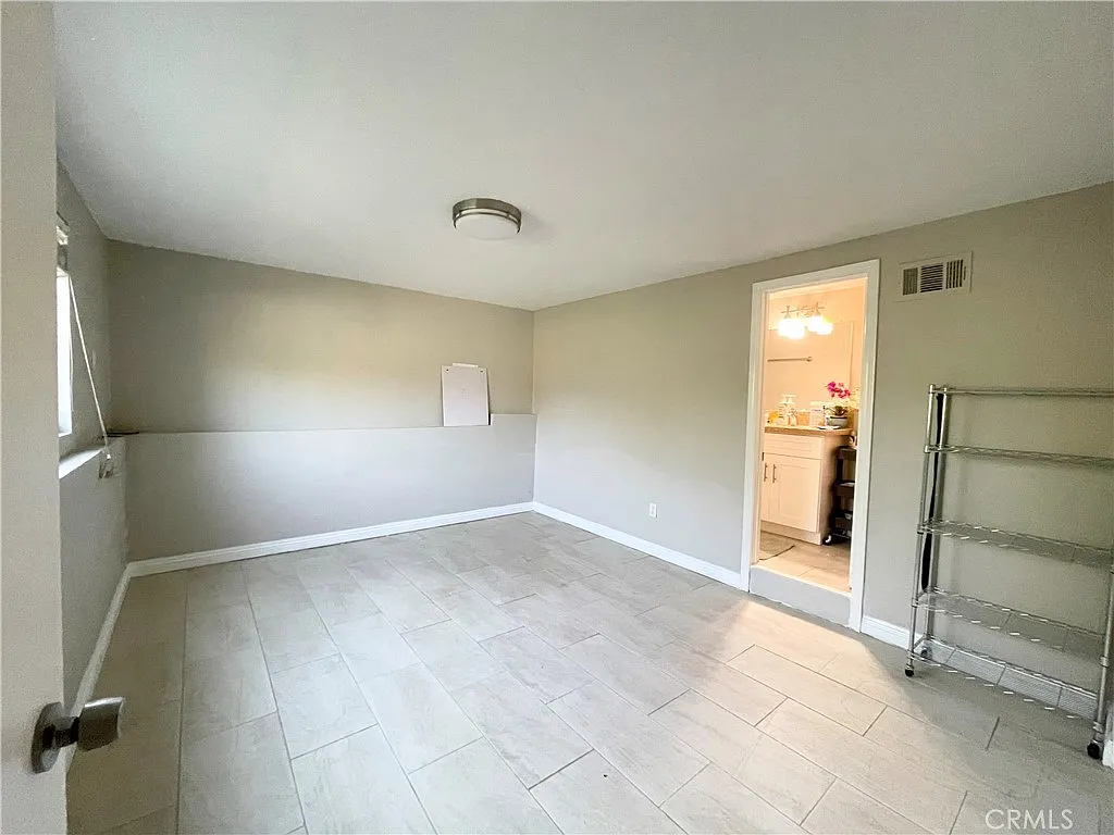 3 bed, 800 sqft, $2,400 — Photo 3