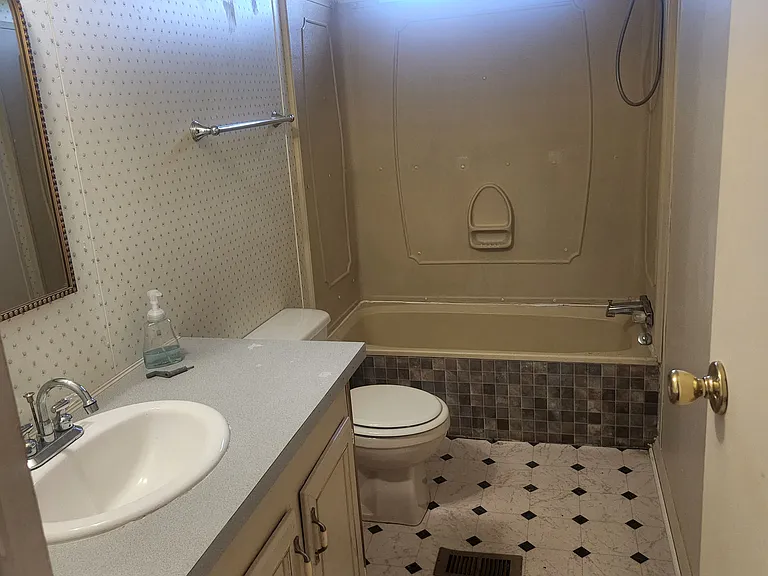 Frond bathroom