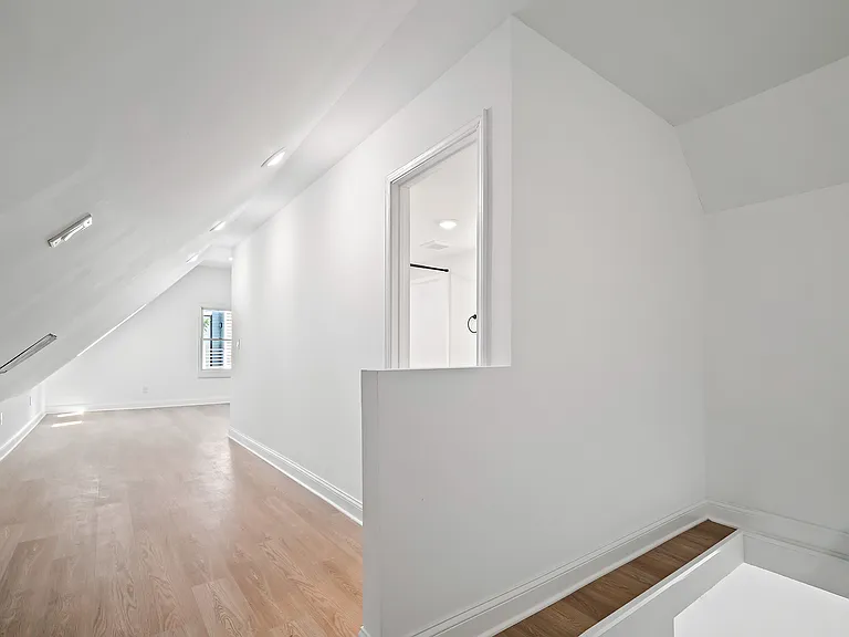 2037 W 11th St #4 — Photo 13