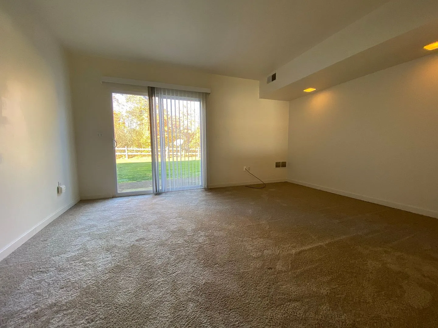Beautiful Brick 2 BR Townhouse in Great Zelienople Location! Updated Kitchen with Quartz Counter-... — Photo 2