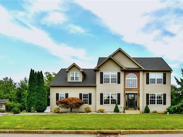 812 Blue Spruce Ln, Easton, PA 18040