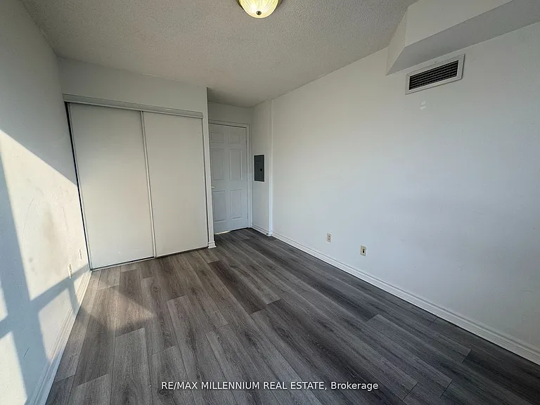 25 Kingsbridge Garden Cir #423 — Photo 20
