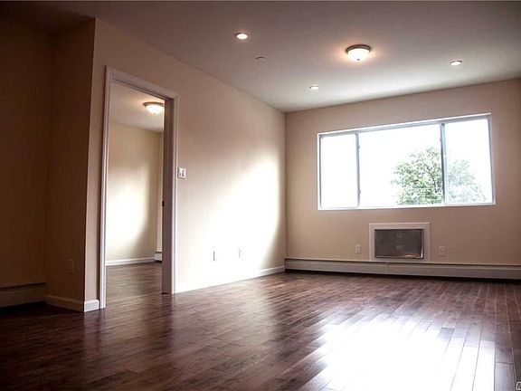 4th image of 172 Baisley Blvd #2