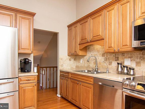 2nd image of 1894 Rockridge Ct