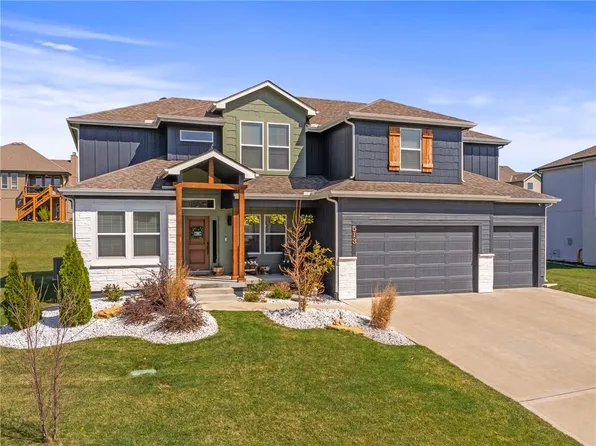 513 NE Lyndonwood Dr, Lees Summit, MO 64086