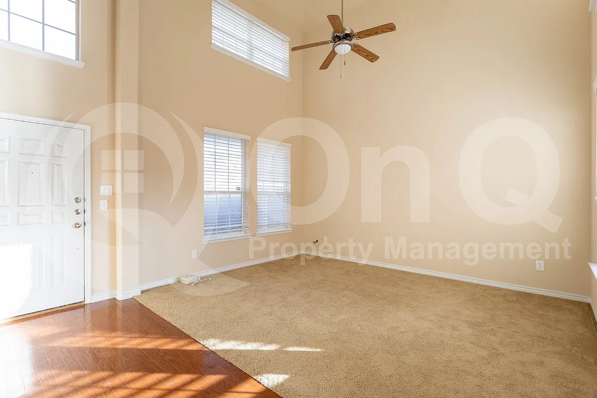 3 bed, 3.0 bath, 2992 sqft, $2,900 — Photo 2
