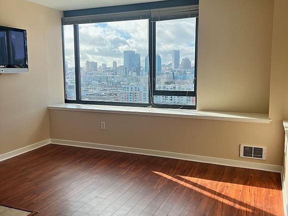 4th image of 250 King St Unit 1404