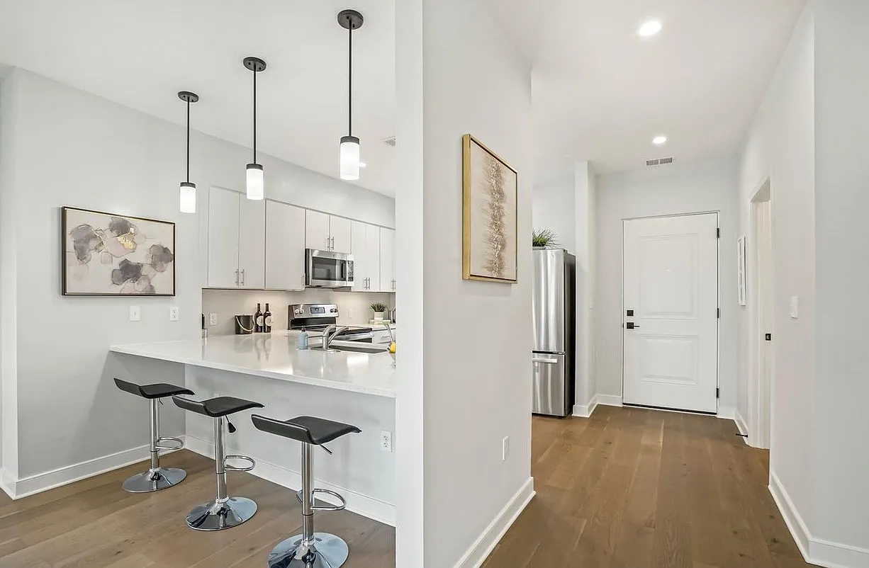 3 bed, 2.5 bath, 1552 sqft, $3,995 — Photo 2